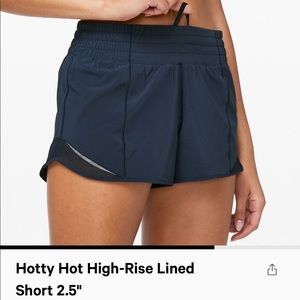 Lululemon navy Hotty hot 2.5 high rise short size 10